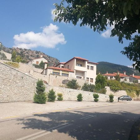 הוילה קלבריטה Καστρο Πετρινα Σαλε Καλαβρυτα מראה חיצוני תמונה