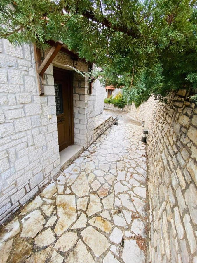הוילה קלבריטה Καστρο Πετρινα Σαλε Καλαβρυτα מראה חיצוני תמונה